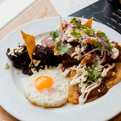No son nachos, son chilaquiles: el desayuno mexicano para aliviar la resaca