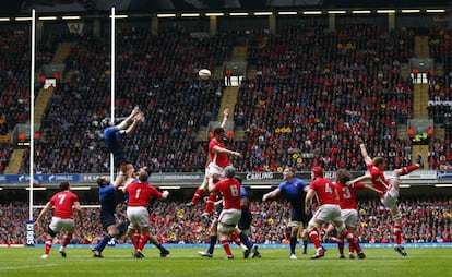 Vista general del partido en el Millennium Stadium de Cardiff.