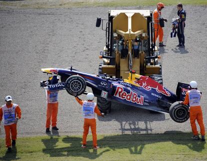 Los operarios retiran el Red Bull de Vettel.