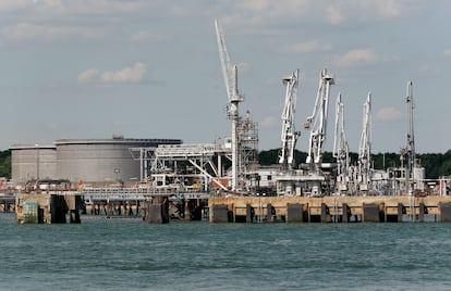 Terminal petrolera de BP en Southampton Water en Hamble, Hampshire, Inglaterra, Reino Unido. 