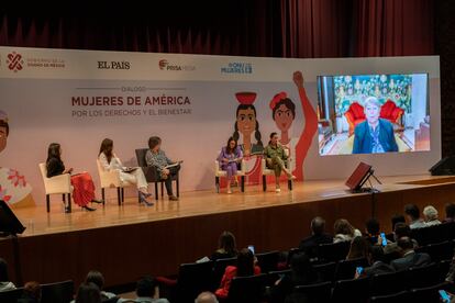 Las participantes del segundo panel escuchan un mensaje de la expresidenta de Chile, Michelle Bachelet, el 31 de mayo de 2023.