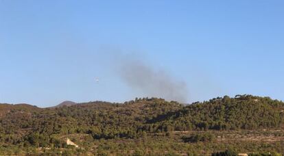 Medios a&eacute;reos luchan contra el fuego en sierra Mariola