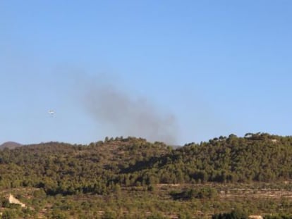 Medios aéreos luchan contra el fuego en sierra Mariola