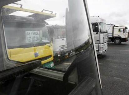 Un camionero aprovecha una parada en un área de servicio de Vitoria, en la N-I, para anunciar la venta de su vehículo.