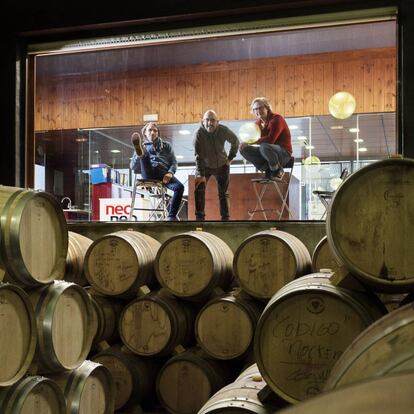 En el centro, Javier Ajenjo y sus socios de bodegas Neo (Aranda de Duero, Burgos), José Luis Simón (izquierda) y Julio César Conde.