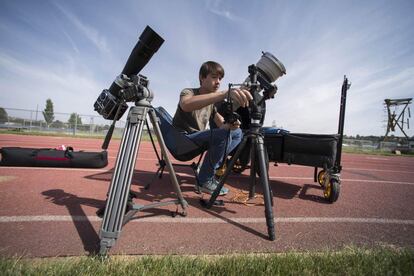 Un joven fotógrafo comprueba el material que utilizará junto a su padre, el fotógrafo Peter DaSilva, para fotografiar el eclipse, el 20 de agosto en Oregón. 