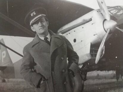 André Malraux delante de un Potez de su escuadrilla durante la Guerra Civil.
