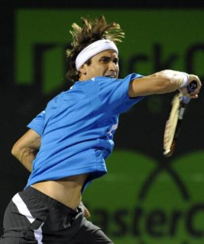 Ferrer golpea la pelota durante el partido ante Del Potro.