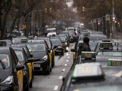 Taxis estacionados en la calzada central de la Gran Via.