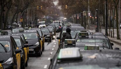 Taxis estacionats a la calçada central de la Gran Via.