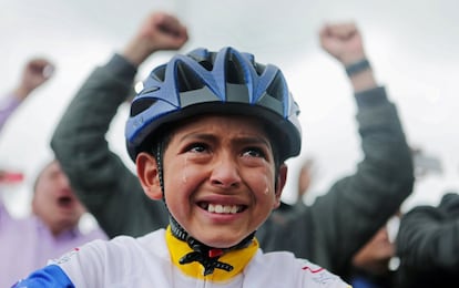 Um menino chora em Zipaquira (Colômbia) enquanto segue através de uma tela gigante o herói local, o ciclista colombiano de Ineos Egan Bernal, virtual campeão do Tour de France, em 27 de julho.