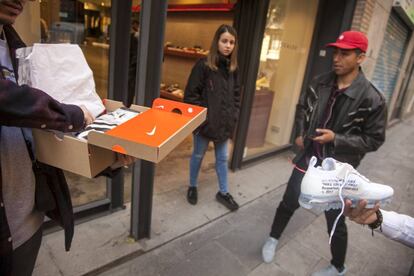 A las puertas de la tienda sivasdescalzo, en Madrid, se colocan las mafias de compraventa de zapatillas. Se pagan hasta 600 euros por las Nike Off White, las zapatillas del momento.