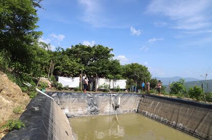 Embalse artificial cerca de Maraxcó (Guatemala), aldea ubicada en el Corredor Seco de Honduras y afectada por la sequía. Una vecina muestra a la embajadora de los Estados Unidos, Cindy McCain, el bajo nivel de agua del que disponen.