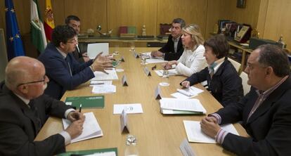 Diego Valderas y Ángeles Muñoz, durante la reunión.