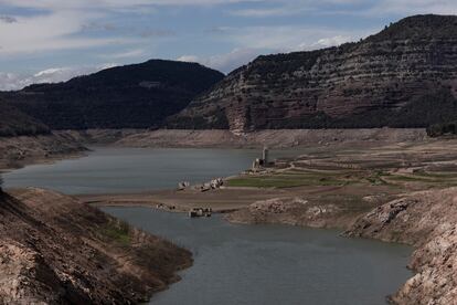 El embalse de Sau, en la comarca de Osona (Girona), al 7,81% de su capacidad el pasado 1 de abril.