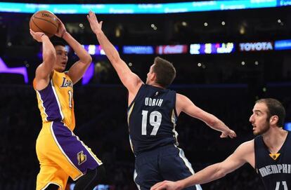Jeremy Lin se prepara para tirar.