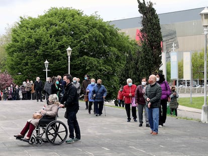 Un grupo de personas hace cola este martes para vacunarse contra la covid en el Palacio de Deportes de Gijón.