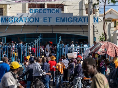 Haitianos esperan afuera de la oficina de migración en Puerto Príncipe el 11 de enero de 2023