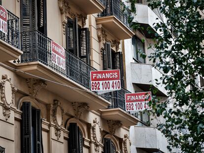 Carteles de venta de una vivienda en Valencia, el pasado diciembre.