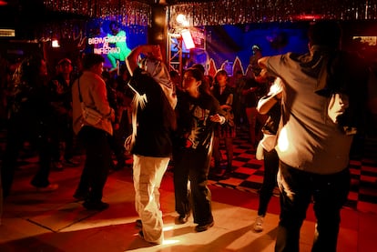 Asistentes bailan cumbias en el bar Barba Azul, en la Colonia Obrera de Ciudad de México.