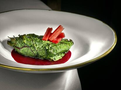 Plato de pargo en hoja de acelga de La Huerta de Caraba&ntilde;a. 