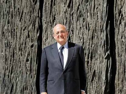 Plácido Arango, ayer ante las nuevas puertas del Museo del Prado.