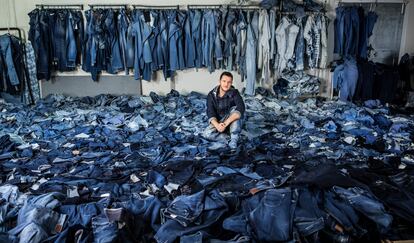 Ian Berry lleva años utilizando la tela de vaqueros en su trabajo artístico.