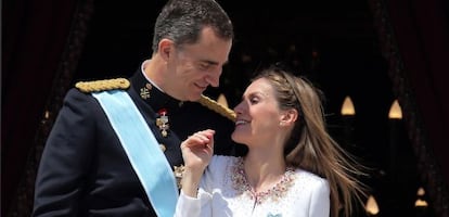 Los reyes Felipe y Letizia, este jueves en el balc&oacute;n principal del Palacio Real.