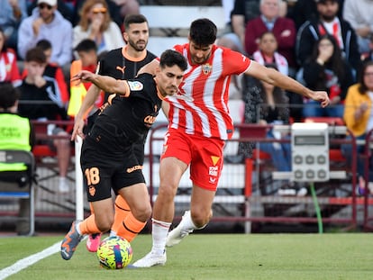 Gonzalo Melero y Almeida durante el partido de la Liga entre el Almería y el Valencia, este domingo.