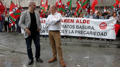 Unai Sordo (CC OO) y Raúl Arza (UGT) en una concentración por los contratos dignos