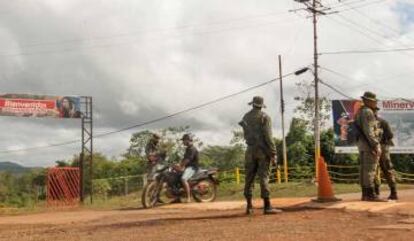 Militares en los puestos de control en el Estado Bolivar, Venezuela