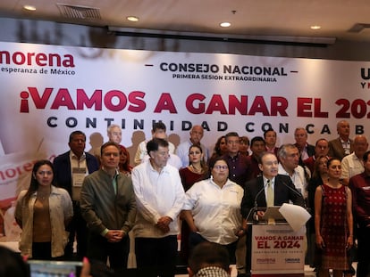 Alfonso Durazo al frente con la dirigencia de Morena y los aspirantes esta mañana al termino de la asamblea.
