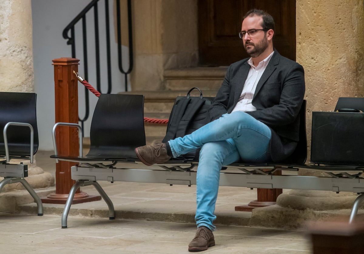 Condenado a un año y nueve meses de cárcel el exprocurador socialista de Castilla y León Ángel Hernández por violencia machista | Sociedad