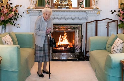 Isabel II, este martes, en el castillo de Balmoral, en las Tierras Altas escocesas, cuando recibió a la nueva primera ministra, Liz Truss.