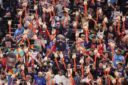 Los aficionados de los Clippers distraen a los Nuggets durante el partido.
