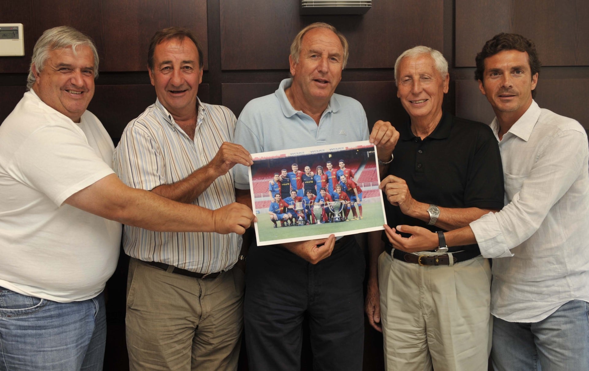 Jaume Olivé (segundo por la derecha) posa con la foto de los canteranos del Barça que lograron el triplete en 2009. Imagen cedida por Mundo Deportivo.