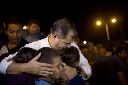 El presidente de Ecuador, Rafael Correa, besa a un grupo de niños durante su visita a Portoviejo, una de las zonas más afectadas por el terremoto.
