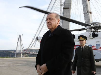 Recep Tayyip Erdogan, ante el nuevo puente sobre el B&oacute;sforo. 