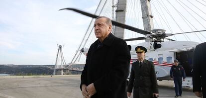 Recep Tayyip Erdogan, ante el nuevo puente sobre el B&oacute;sforo. 