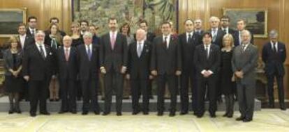 El príncipe de Asturias, que recibió hoy en audiencia en el Palacio de la Zarzuela a una representación de los participantes en el congreso de la Organización de Patronales de Capitales Europeas (OPCE), presidida por el vicepresidente de la CEOE, Arturo Fernández (4i), posa para la foto de familia.