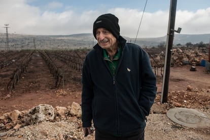 El viticultor Rafi B. lleva cuatro décadas en Ofra. A los 76 años sigue cuidando de sus viñedos. Dice que si tiene que dejar su tierra ofrecerá “resistencia pacífica”.