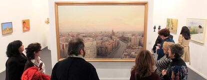 Un grupo de visitantes observa una obra de Antonio López en la galería Marlborough.