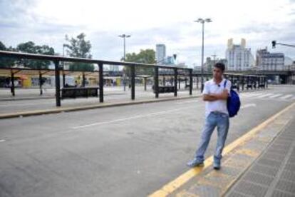 Un hombre aguarda en una parada de autobús hoy, jueves 10 de abril de 2014, en Constitución, Buenos Aires (Argentina).