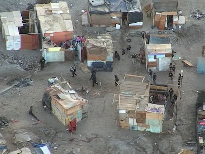 Agentes de la PDI recorren un asentamiento irregular en Cerro Chuño, en Arica (Chile).
