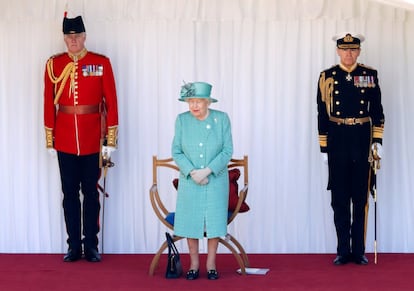 Debido a la pandemia de la covid-19, el desfile de junio de 2020 tuvo que ser sustituido por un acto reducido en el cuadrángulo del castillo de Windsor, donde la reina Isabel se recluyó junto a su esposo, Felipe de Edimburgo, fallecido el pasado abril. En la imagen, la monarca en una estampa atípica sin la presencia de los demás miembros de la familia real.