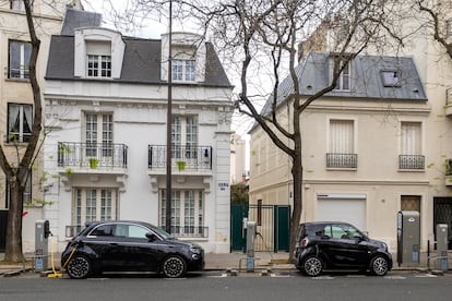 Dos coches eléctricos de bajo precio cargan en una calle de París.