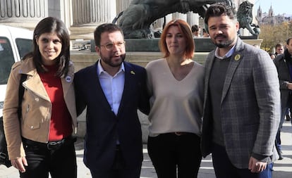 Desde la izquierda, los dirigentes de ERC Marta Vilalta, Pere Aragonès, Carolina Telechea y Gabriel Rufián, el lunes, ante el Congreso.