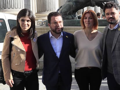 Desde la izquierda, los dirigentes de ERC Marta Vilalta, Pere Aragonès, Carolina Telechea y Gabriel Rufián, el lunes, ante el Congreso.