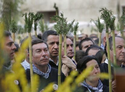 Eduardo Zaplana, tras a Mario Flores, Vicente Rambla, a la izquierda, y José Joaquín Ripoll, a la derecha, ayer en la Santa Faz.