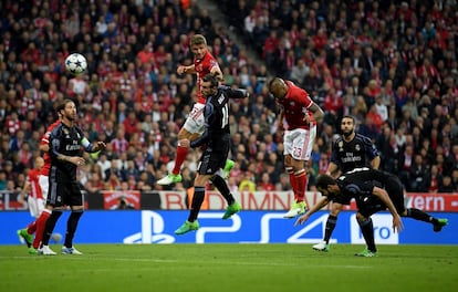 El jugador del Bayern Arturo Vidal marca el primer gol de su equipo. 